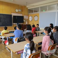 自己紹介をしていました（２年生）