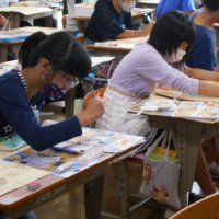 ５年生図工「わたしの学校生活」～東京藝術大学との交流事業～（１０月１２日）