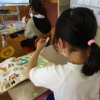 長い紙を切ってつないで（３年図工）