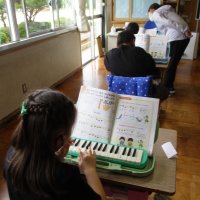 音の高さに気を付けながら（２年音楽）