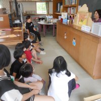 ３年生国語「図書室で読み聞かせ」（６月２１日）