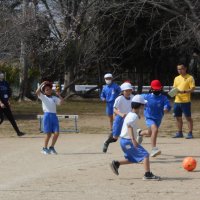 ３年生体育「ネット型ゲーム～サッカー～」（３月９日）