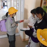 赤い羽根募金活動中