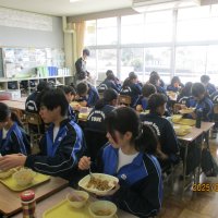 ２年２組　給食の様子